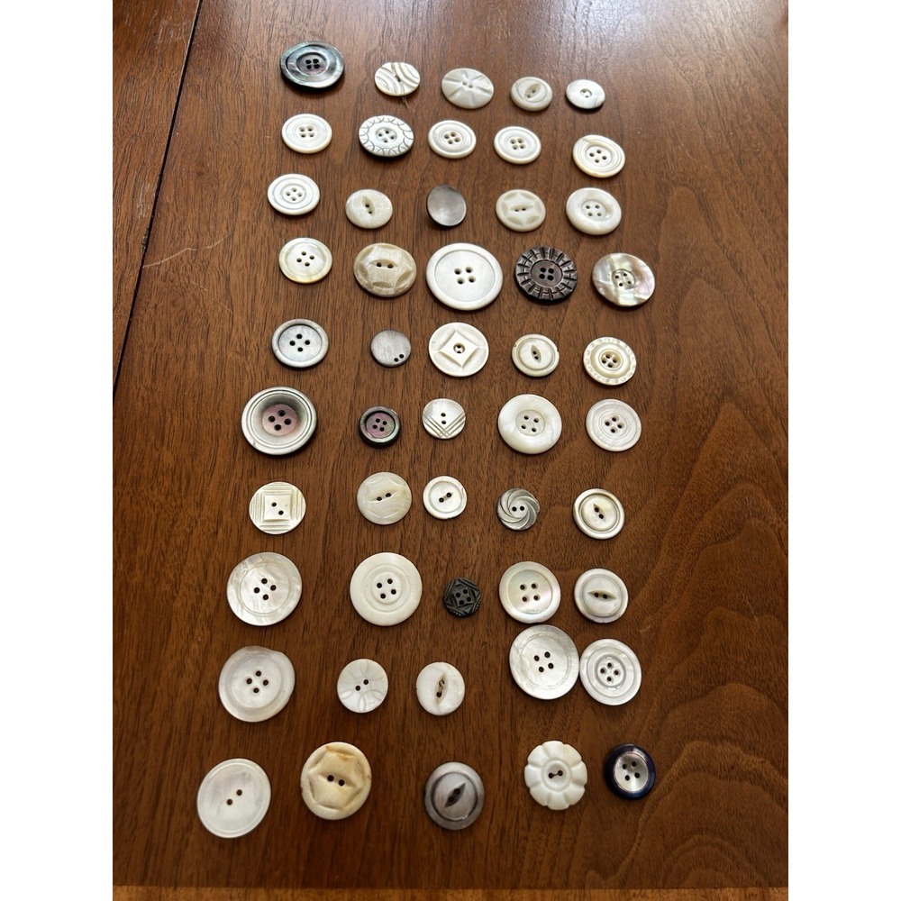 50 VINTAGE AND ANTIQUE MOTHER OF PEARL BUTTONS DIFFERENT SIZES‎